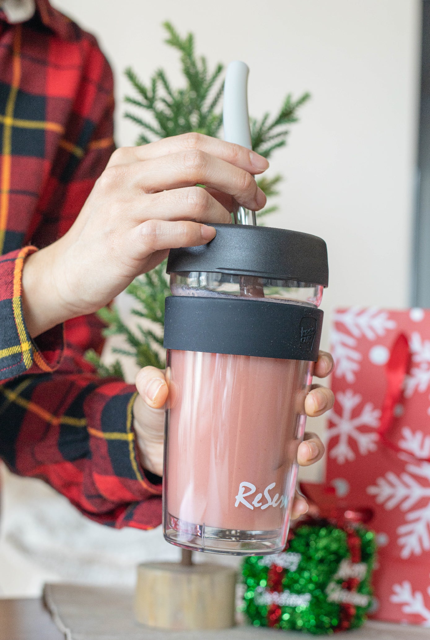 Silver bubble tea straw in a Reserve KeepCup of smoothie